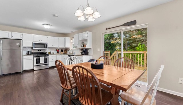 Walking distance to Echo Lake, near Lake George with fire-pit and grill in Warrensburg