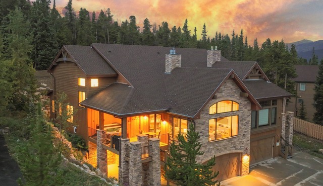 Warm and luxurious, spectacular views, all en-suites, hot tub, shuffle board, arcade machine! in Breckenridge