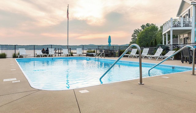 Waterfront Condo, Pool, Walk to Downtown in Saugatuck
