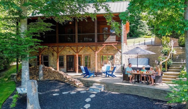 Waterfront Log Cabin w/Hot Tub, Kayaks, Firepit, King Beds, & Pets OK in Catawba