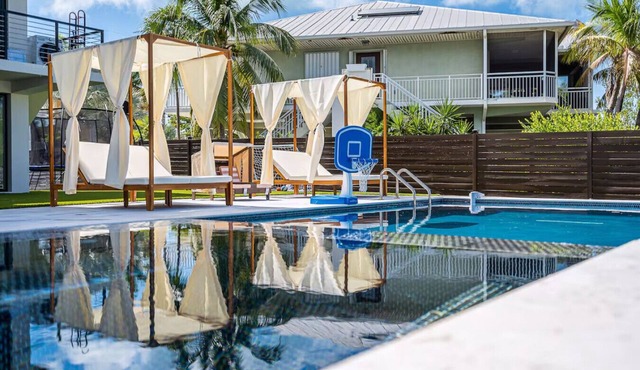 Waterfront Luxe Pool, Hot Tub, Theater, Games and More! in Key Largo