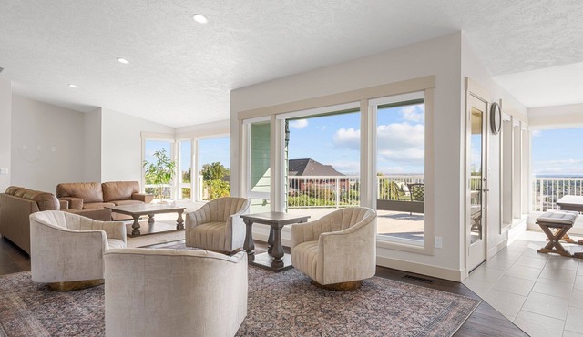 Willow - 5 Bedroom 5 Bathroom-Private Hilltop Home in Richland
