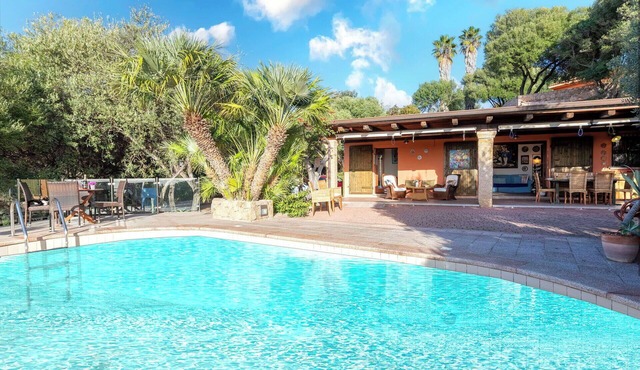 Wonderful private villa for 6 guests with private pool, A/C, WIFI, TV, patio and pets allowed in Badesi