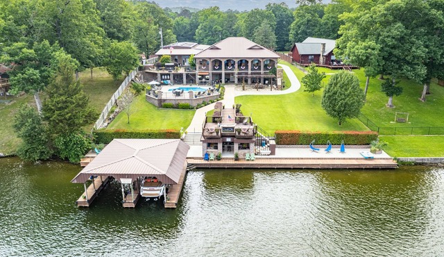 Your PRIVATE Hot Springs Lake Hamilton Vacation Paradise in Royal