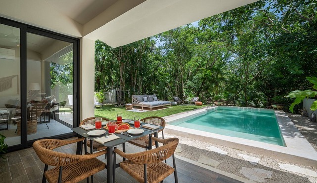 Zen inspirated villa in jungle setting with AC, internet and pool! in Puerto Aventuras