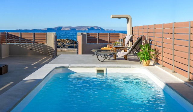 Zoe Luxury Seafront Villa with Heatable Pool, Villa in Heraklion