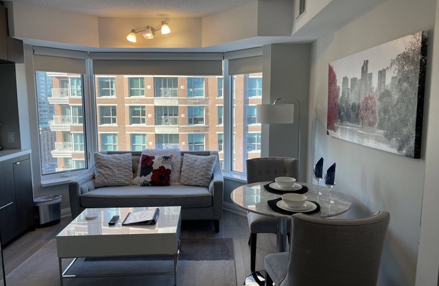 Apartment fully furnished in the hart of Toronto Yorkville close to University. in Toronto