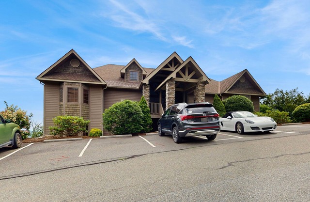 Beautiful & secluded mountain condo w/a full kitchen, furnished deck, & views in Sugar Mountain