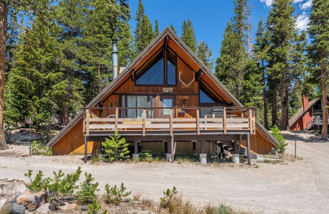 Chalet #2, Charming Ski In/Ski Out Steps to the M in Mammoth Lakes