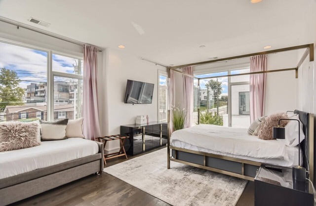 Gulch modern 3 story condo, 2 car garage, rooftop fire pit, security, and view! in Nashville
