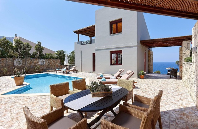 Holiday Roumeli Persons Bedrooms 