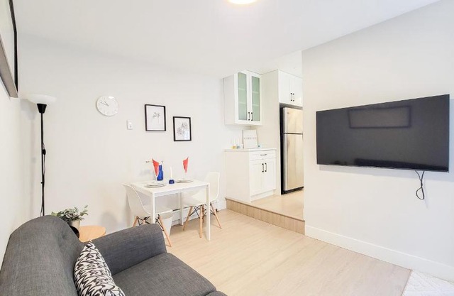 PET FRIENDLY-VANCOUVER 2BR GARDEN SUITE FOR 4 in Vancouver
