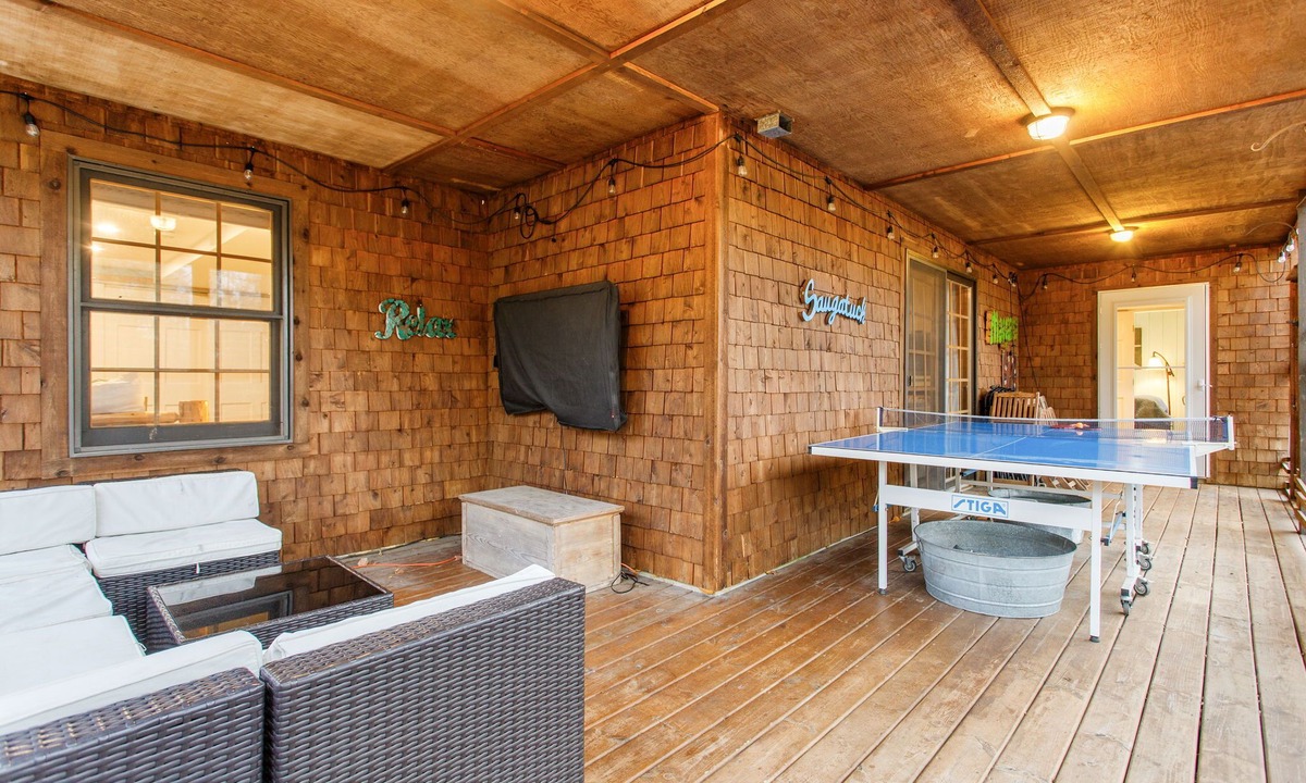 Fennville House | Secluded dog-friendly cabin on 10 acres - hot tub & game room!