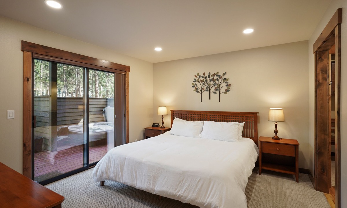Sunriver House | 3 Tumalo - Heart of Sunriver, Hot Tub, SHARC Passes, Ping Pong, Bikes, Updated