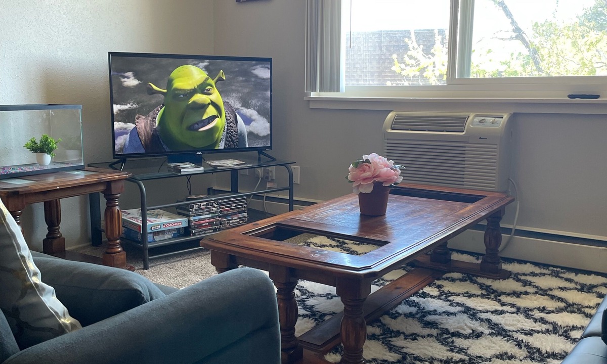 East Colorado Springs Apartment | Cozy 1 Bedroom in Pikes Peaks neighborhood. Close by from Garden of The Gods.