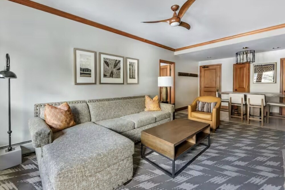 Photo of Livingroom in Peak 9