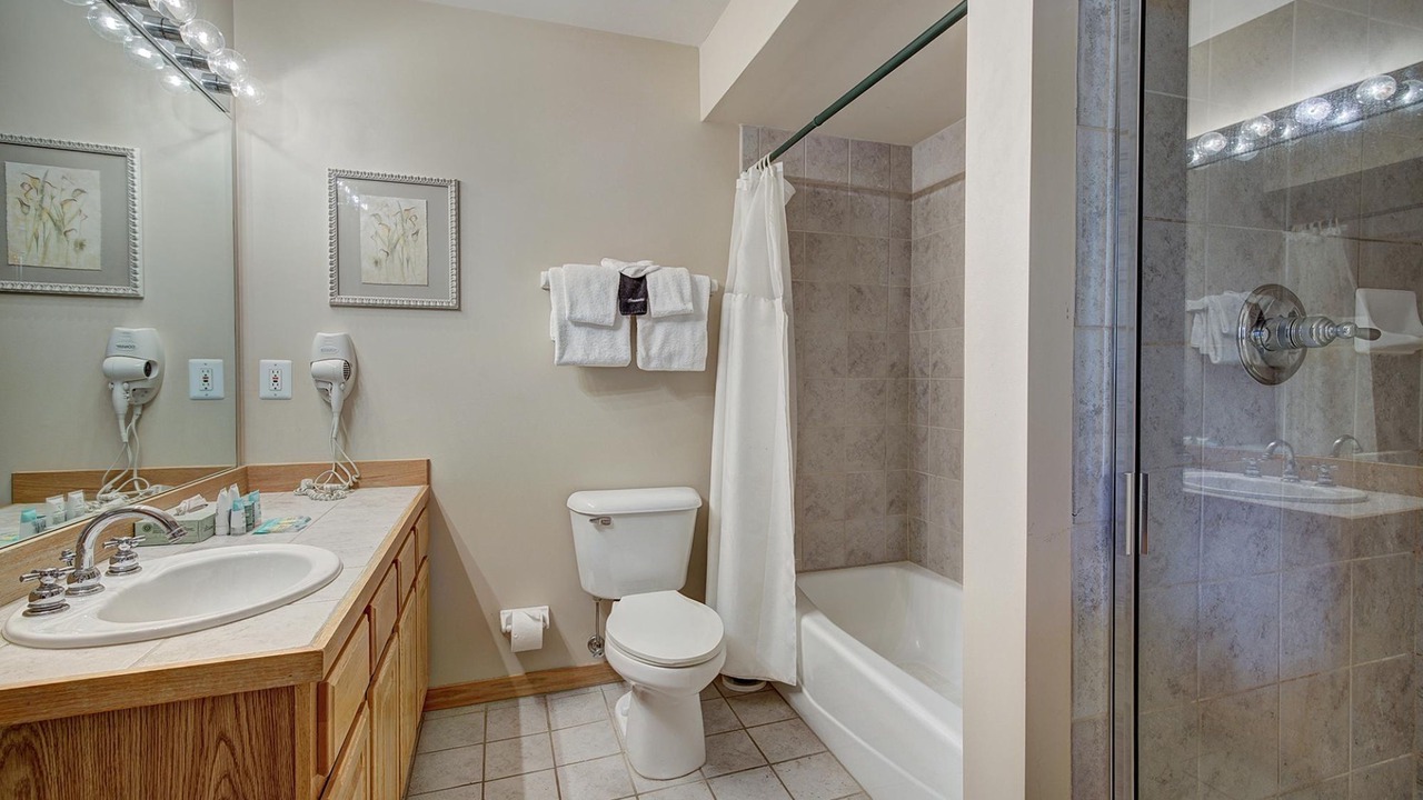 Photo of Bathroom in Four O'Clock