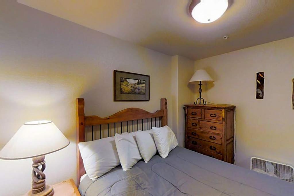 Photo of Bedroom in Four O'Clock
