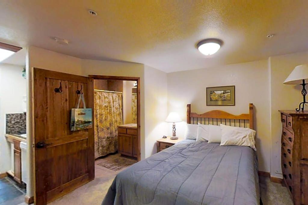 Photo of Bedroom in Four O'Clock