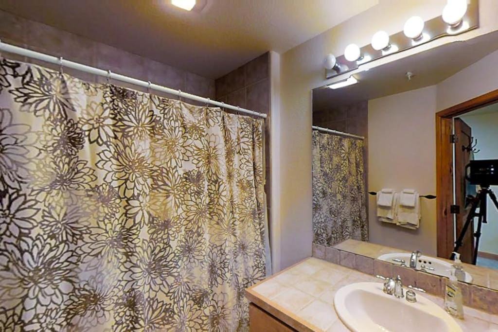 Photo of Bathroom in Four O'Clock