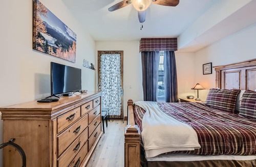 The Highlands Condo | Highland Greens Lodge 210 1 Bedroom Condo by RedAwning