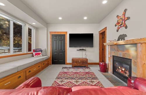 Leavenworth Cabin | Sweet Private Leavenworth River Front Cabin with Fast WiFi & hot tub- Sleeps 6.