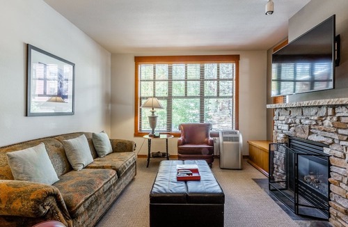 Mammoth Lakes Condo | 2 BR 2BA Luxury Condo in The Village Lodge, Grand Sierra Lodge, STEPS to Gondola
