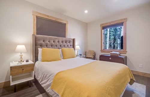 Breckenridge House | Modern Peak 7 Retreat, Hot Tub, Garage, Pet Friendly, Minutes to Ski + Main St