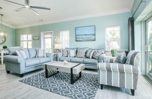 Mid Island House | Gorgeous Blue Lagoon. An oasis just 2 min walk from the beach.
