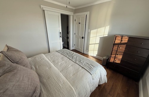 Anna House | Pa’s House is an enjoyable, entirely remodeled, 2-bedroom farmhouse near Anna.