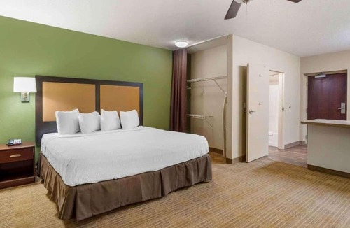 Lisle Apartment | Cozy King bed,Nsmk|Kitchen|Studio 6 Chicago