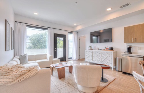 Edgehill Apartment | Amazing Downtown Condo w/Pool and Free Parking