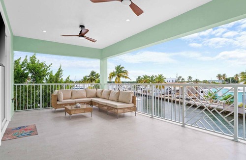 Marathon Villa | Aqua Verde ~ Waterfront Lux Gem ~ Dock ~ Game Room