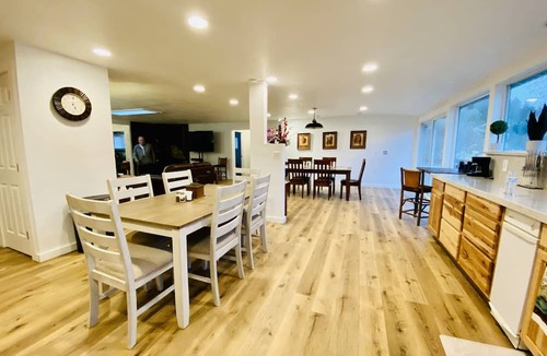 Lakeside House | BEAUTIFUL LAKEFRONT HOME with its own private boat ramp to launch your boat !