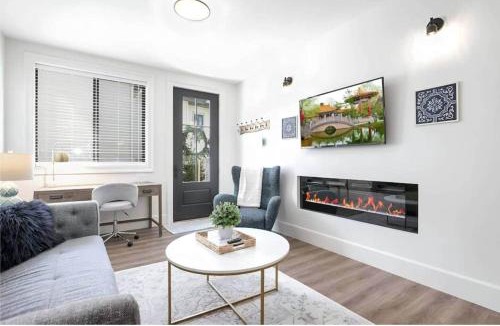 Southwest Mission House | Vino Villa | Luxury Lakeview | 2bd plus King, Quiet Private