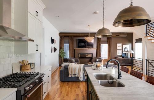 Edgehill House | The Gambler - Pool Table Plus Rooftop with Firepit