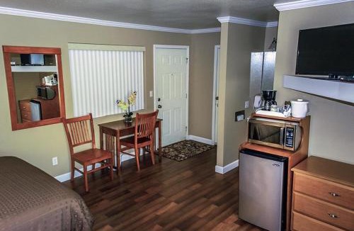 Shady Cove Hotel | Maple Leaf Motel