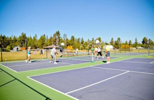 Three Rivers Resort | Bend-Sunriver Camping Resort 24 ft. Yurt 9