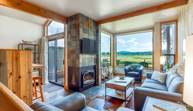 Two-level condo with mountain & lake views, shared pool, hot tub, & tennis in Black Butte Ranch