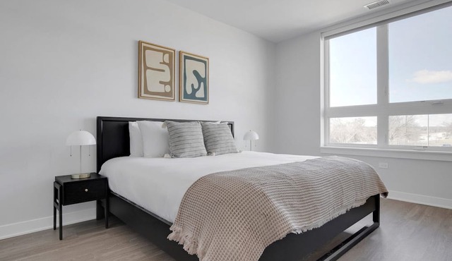 Serene Arlington Heights 2BR w/ Gym & W/D, easy commute, by Blueground in Chicago