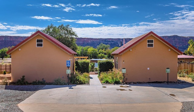 Willow Street Cottages in Bluff