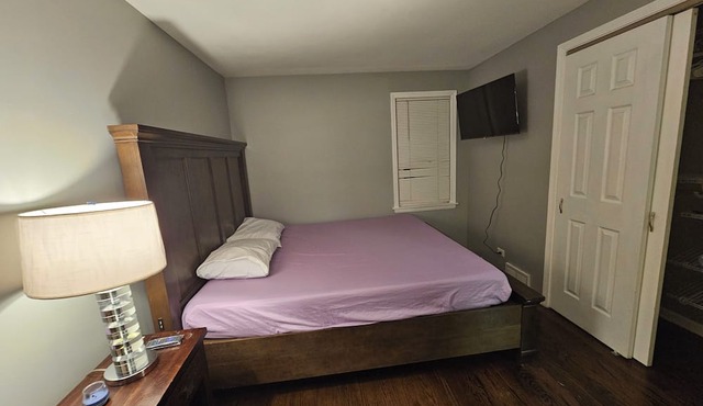 Chic 1-bedroom bungalow in fantastic Chicago with WiFi, AC in Chicago