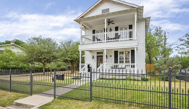 Minutes Away from Riverwalk & Alamo! Beautiful Home w/ Hot Tub & Fire Pit in San Antonio