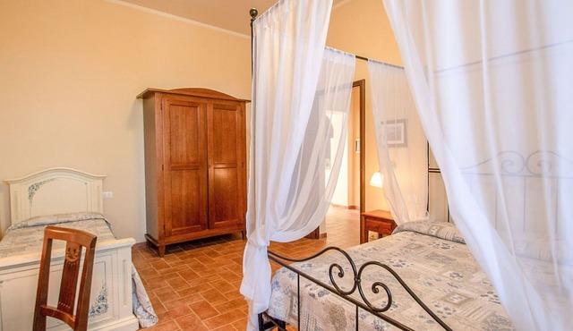 Beautiful villa for 36 people with private pool, WIFI, TV, pets allowed and parking in Casole D'elsa
