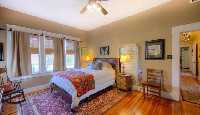 Quiet Farmhouse with Private Pond in New Braunfels