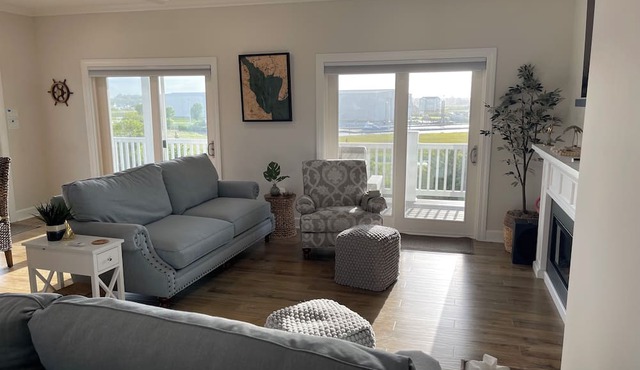 Hidden Gem, Relax,Water Views, Covered Deck Breezes Elevator &HotTub&Turf Fields in Milford