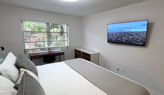 Exceptional remodeled condo, 2 miles from Siesta Key in Sarasota