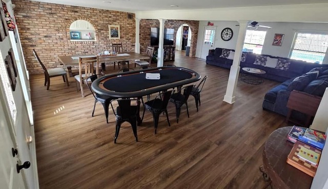 CAJUN OASIS 6br Retreat w/pool 3mi from Casinos and Interstate 210 in Lake Charles