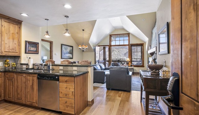 Ski In/Ski Out! *High end LUXURY Penthouse* Two HUGE Master Suites! in Avon