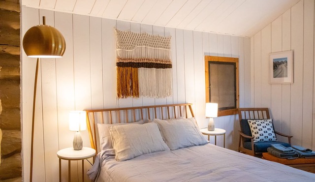 Cozy Updated Log Cabin with Mountain Views close to Monadnock in Fitzwilliam